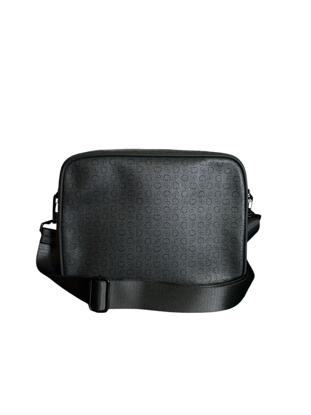 Crossbody GUESS Negra Clásica | Estilo Urbano