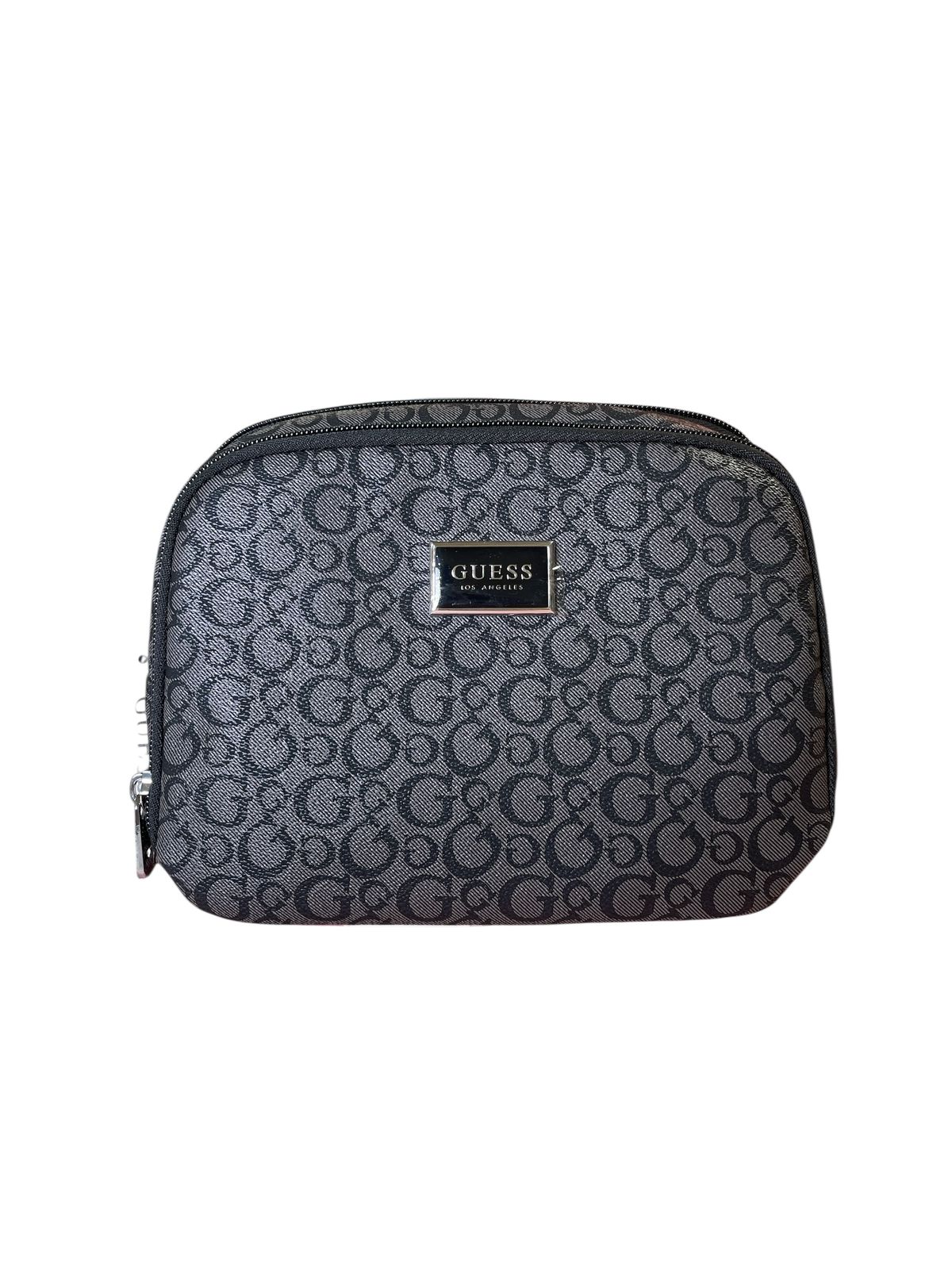 Cosmetiquera Guess “G Monogram” – Elegancia compacta que va contigo